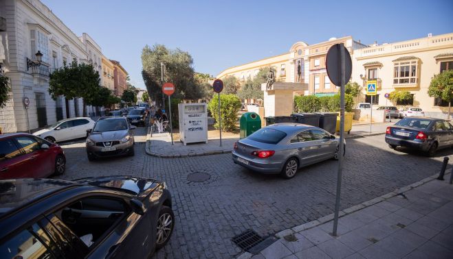 Coches mal aparcados por las inmediaciones del colegio La Salle Buen Pastor.