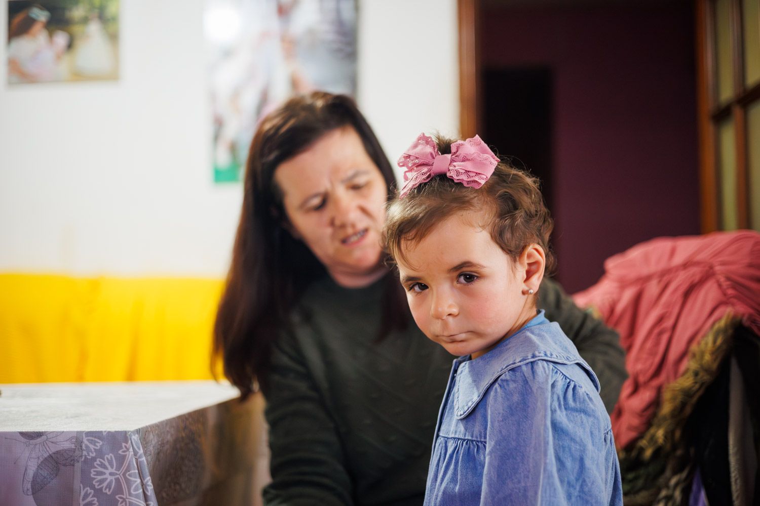 Estrella, junto a su madre Isabel Domínguez en su domicilio.