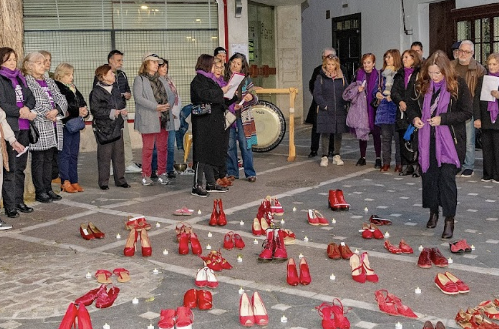 Una imagen del acto reivindicativo contra la violencia machista y vicaria organizado por Ateneo de Jerez.