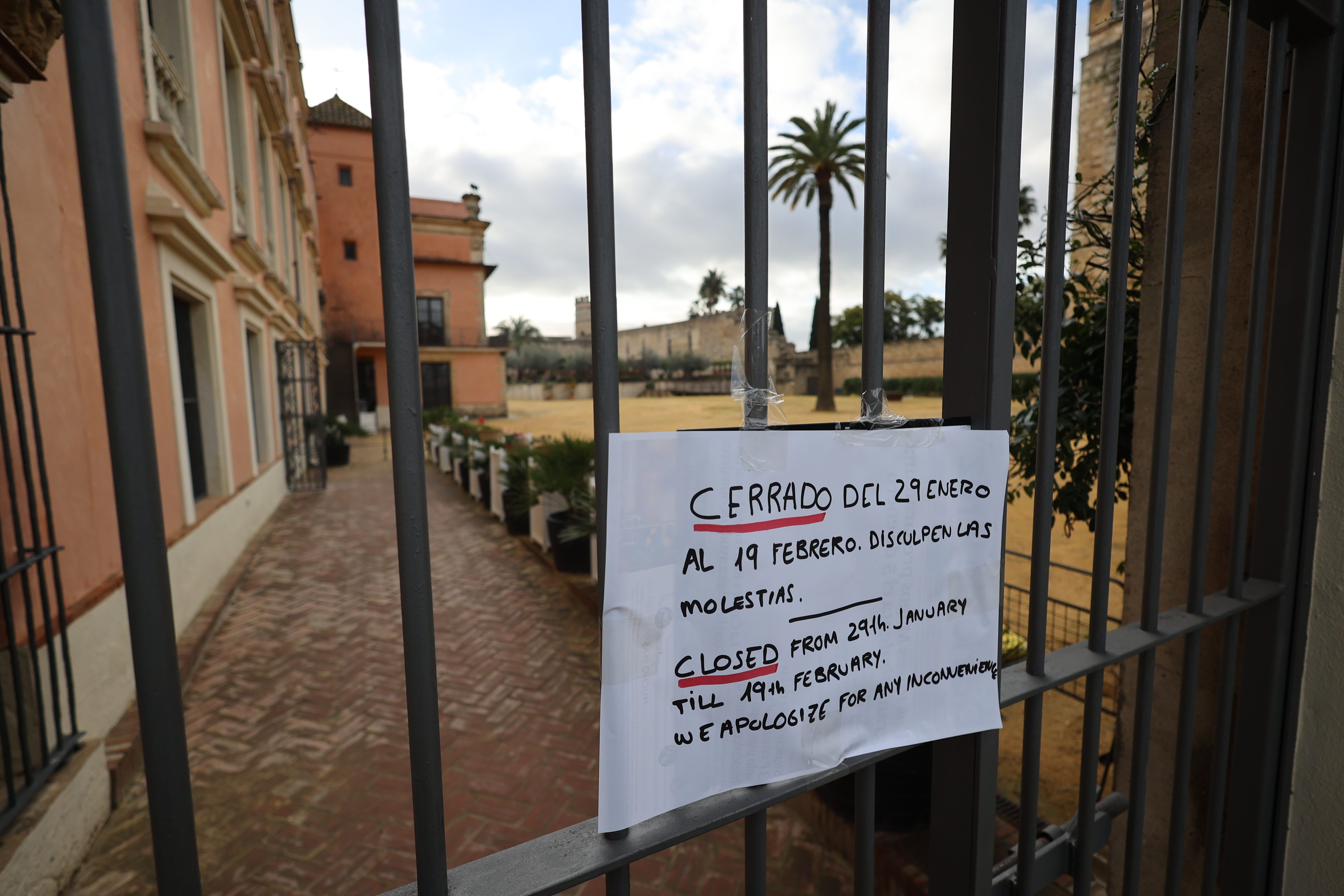 El cartel escrito a rotulador en el Alcázar de Jerez para informar del cierre. El cartel escrito a rotulador en el Alcázar de Jerez para informar del cierre.