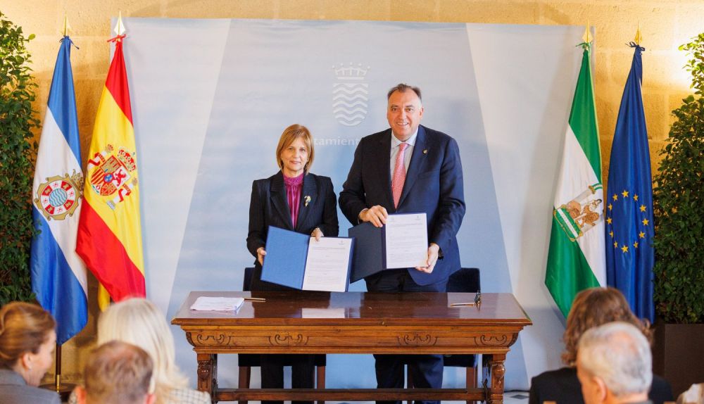 ARTURO BERNAL FIRMA CONVENIO APARTAMENTO TURISTICOS 17