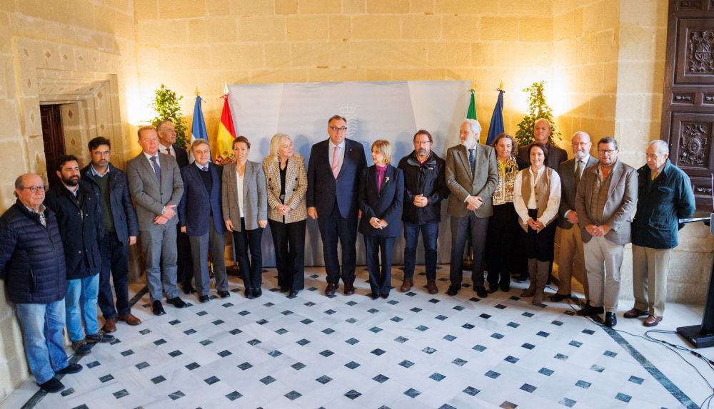 ARTURO BERNAL FIRMA CONVENIO APARTAMENTO TURISTICOS 30