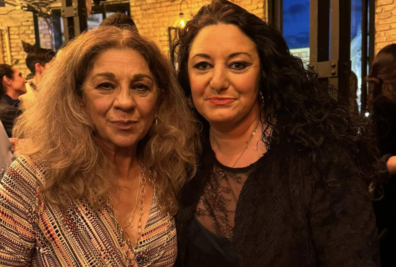 Lolita Flores junto a la cantaora Macarena de Jerez, en el almuerzo post presentación de la nueva fase del Centro Cultural Lola Flores.