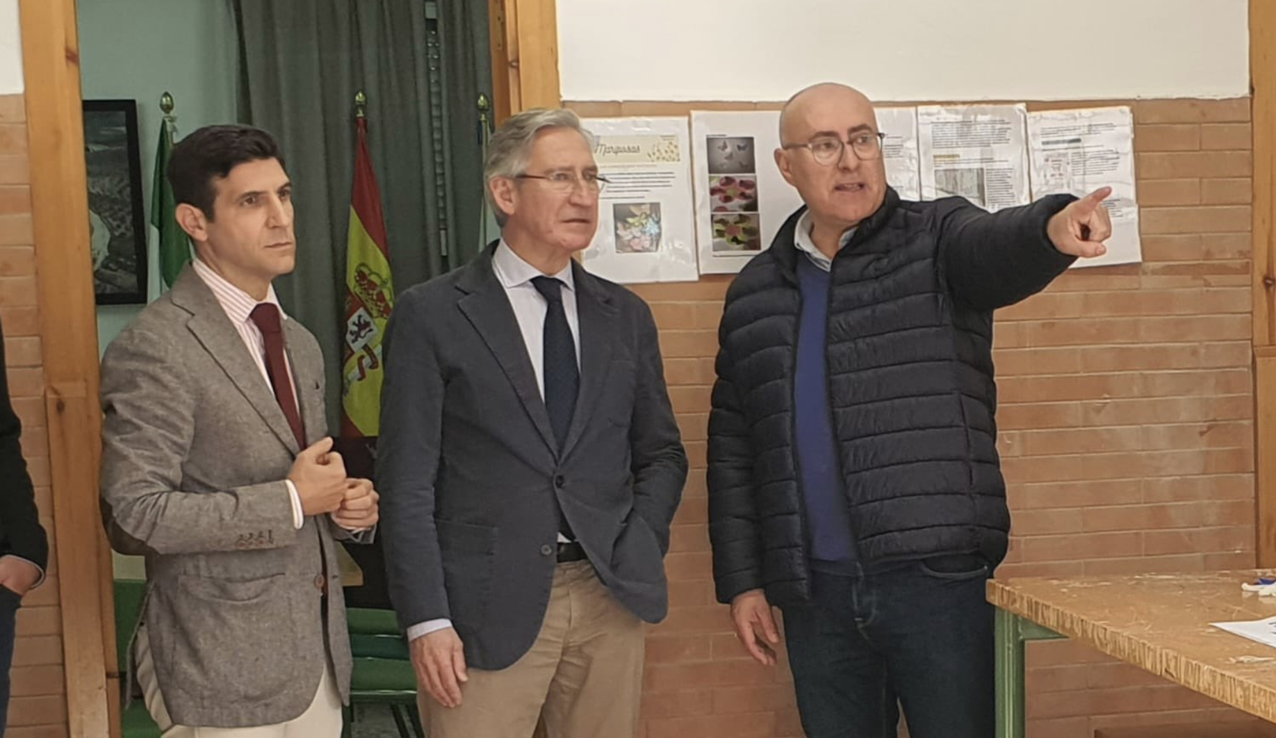 Miguel Ángel Araúz, delegado de Educación de Sevilla, en una visita a un instituto de la provincia.