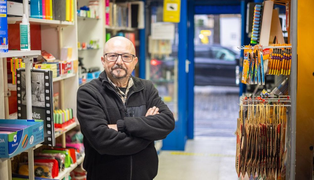 El propietario en el interior del negocio.