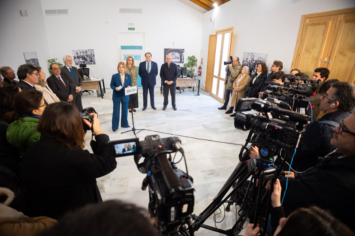 La alcaldesa, María José García-Pelayo, inaugurando la oficina técnica de Jerez 2031 junto a representantes de Diputación, UCA y Cámara de Comercio.