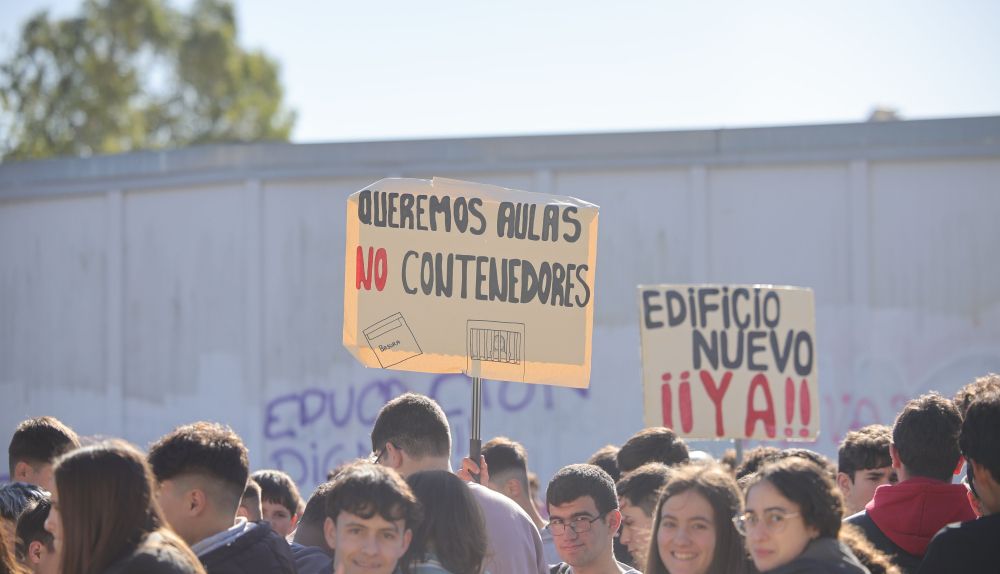 El alumnado participa en la huelga parcial convocada en el instituto jerezano.