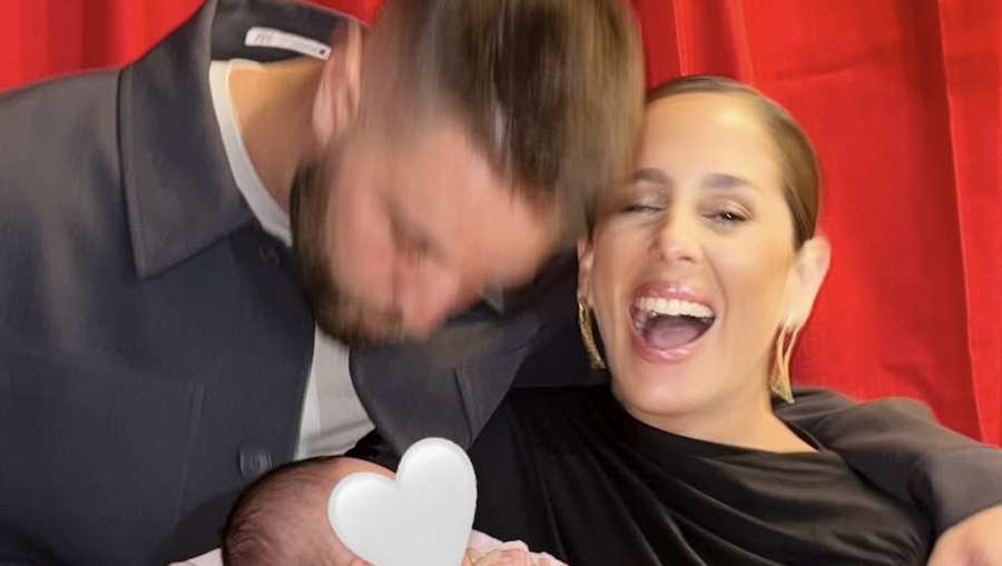 Anabel Pantoja y su pareja, David Rodríguez, con su hija.