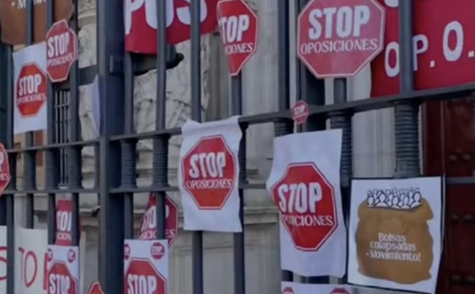 Carteles con el mensaje de 'Stop oposiciones' en Andalucía.