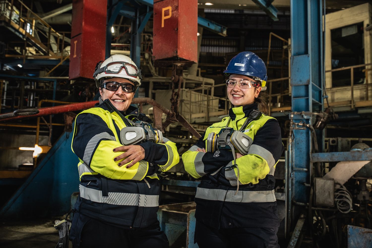 Andrea y Almudena, la minería en Andalucía también es cosa de mujeres, fotografiadas esta semana en la planta de Atlantic Cooper en Huelva.