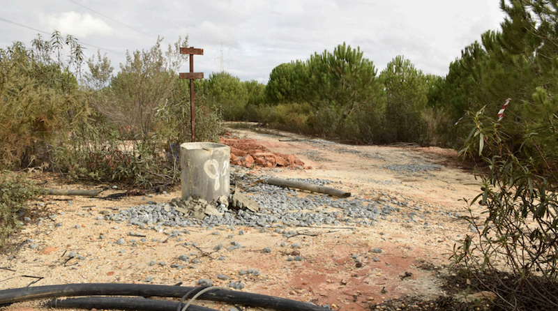 Pozo ilegal con restos de tuberías para la extracción de agua del acuífero de Almonte - Marismas, en Doñana.