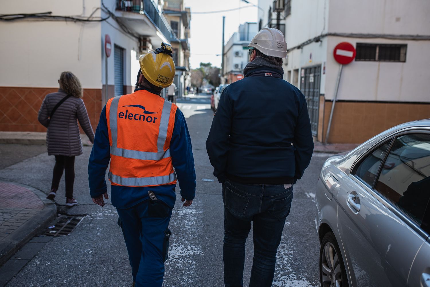Técnicos de una empresa de energía en Torreblanca, un barrio 'experto' en cortes de luz.