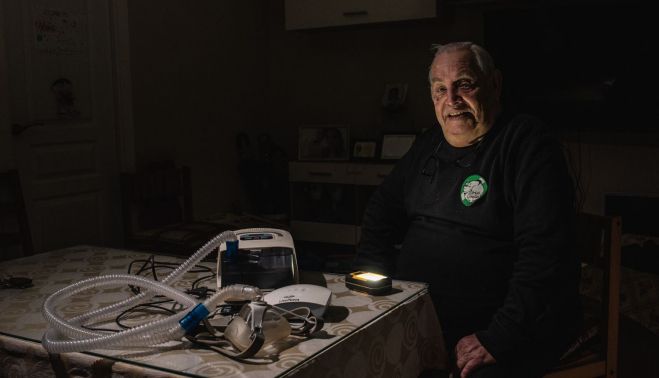 Ángel González, vecino de Torreblanca, que sufre los cortes de luz de Endesa.