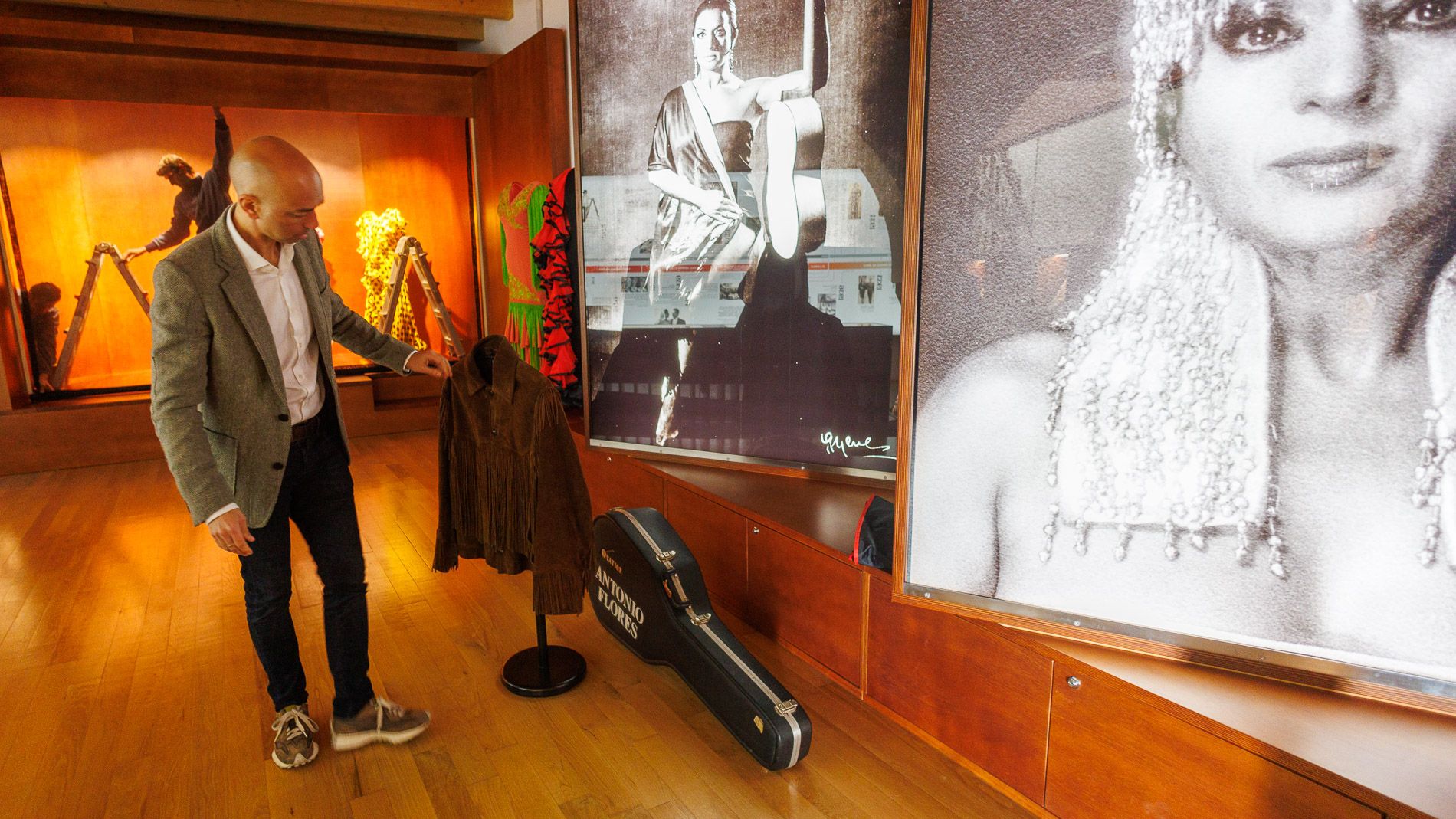 La guitarra y la cazadora con flecos de Antonio Flores, en el interior del Centro Cultural Lola Flores en Jerez, esta semana.