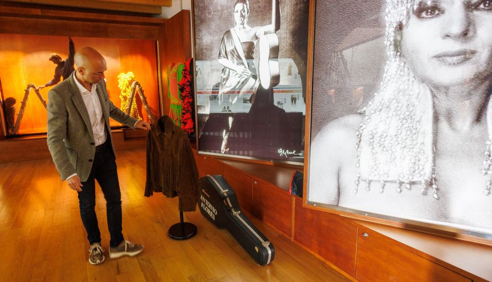 La guitarra y la cazadora con flecos de Antonio Flores, en el interior del Centro Cultural Lola Flores en Jerez, esta semana.