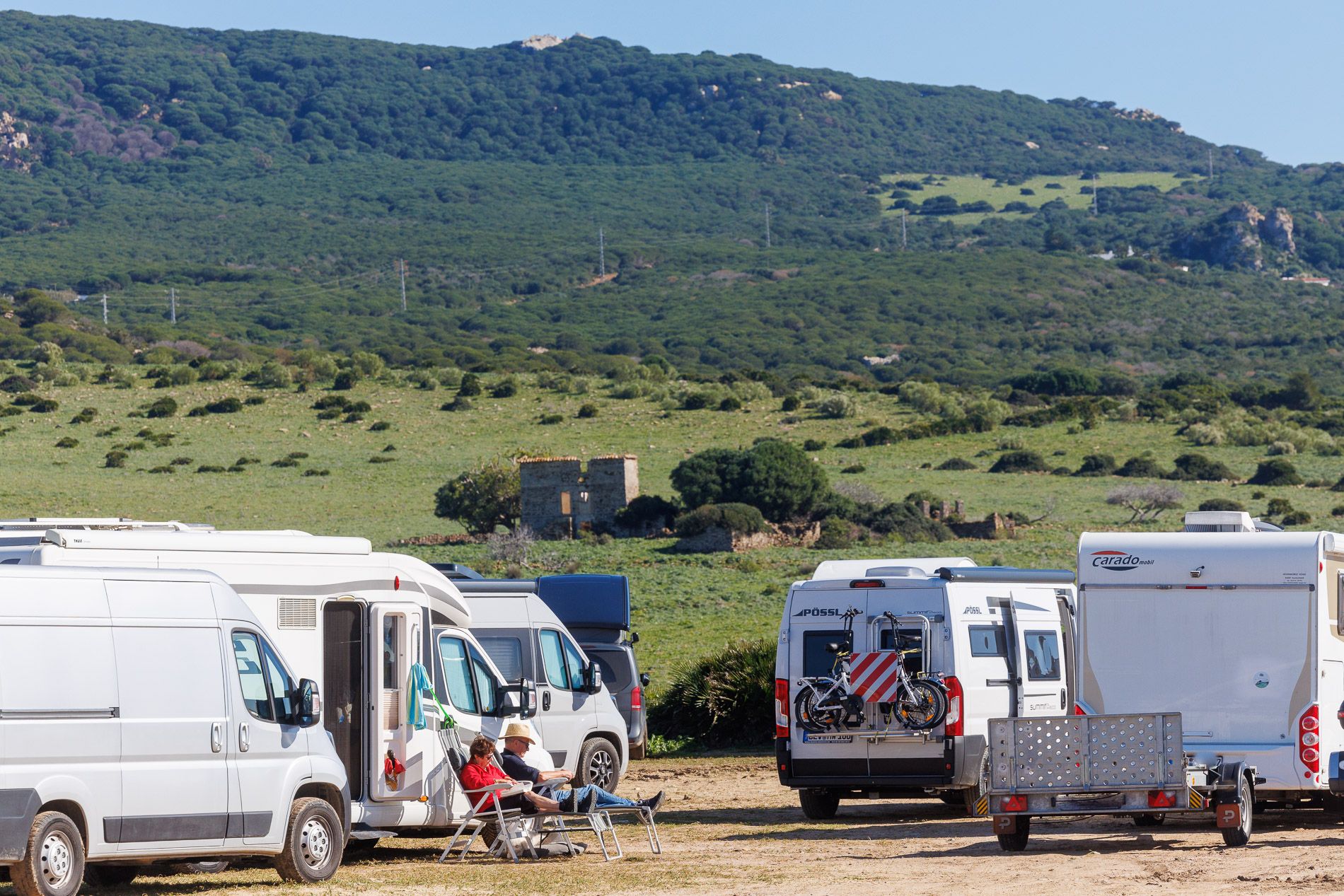 Caravanas ubicadas ante la finca El Lentiscal, en Bolonia, comprada por Altanea a Endesa el pasado diciembre.