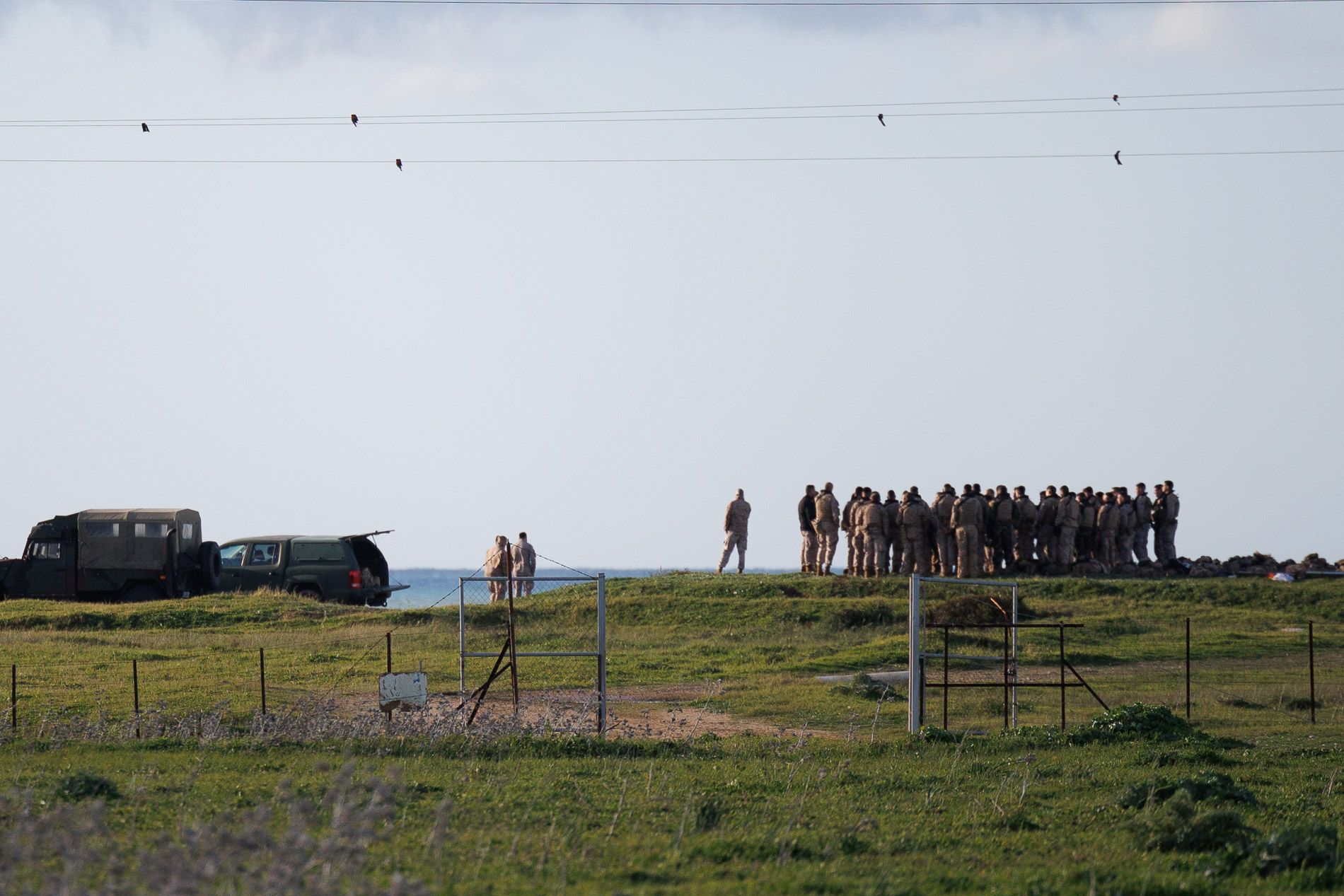 Maniobras militares en el centro del Retín, junto a la playa, en Barbate.