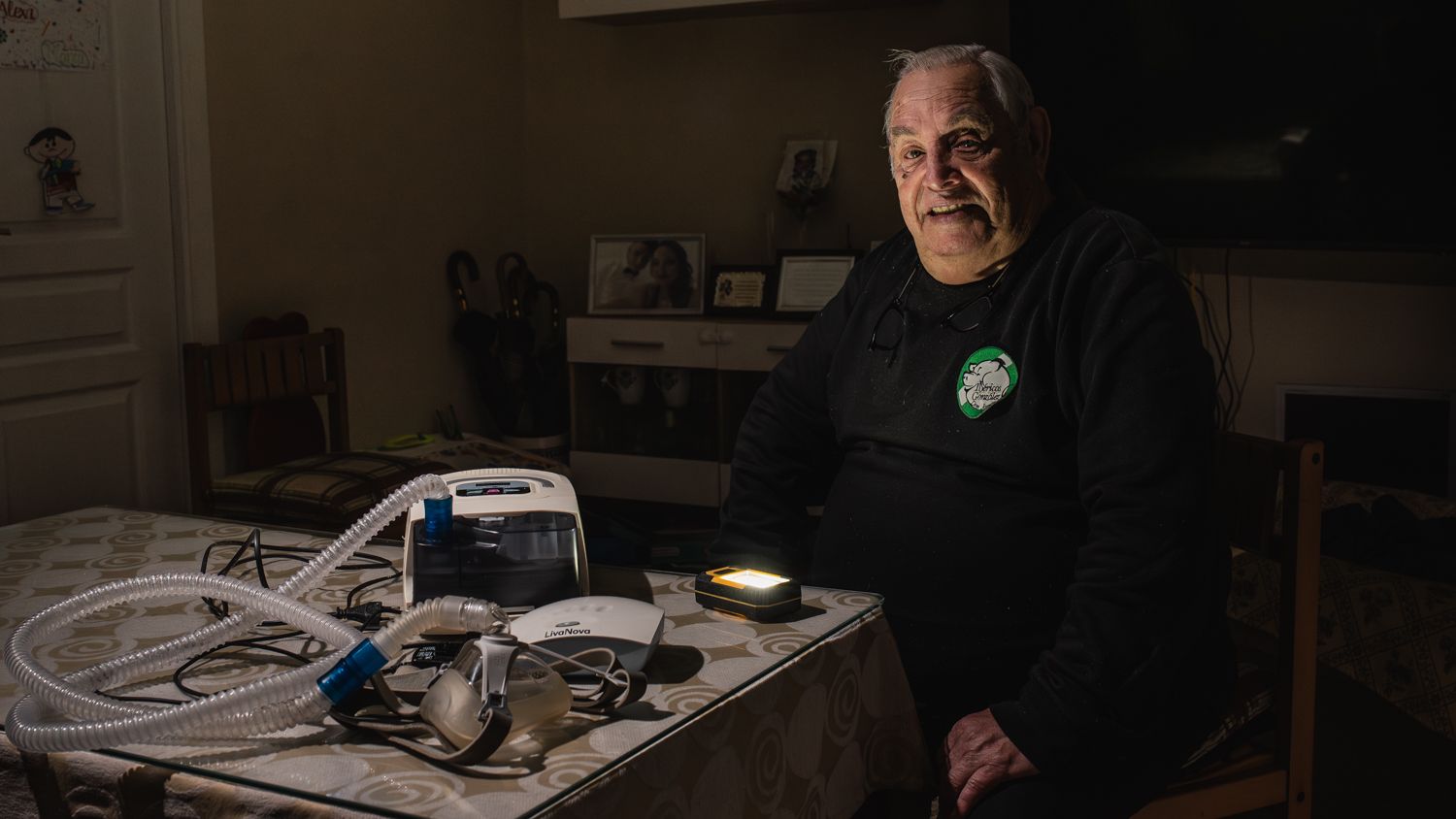 Ángel González, vecino de Torreblanca, que sufre los cortes de luz de Endesa.