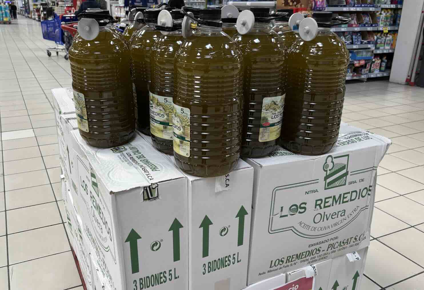 Garrafas de aceite de oliva virgen extra de Los Remedios, cooperativa de la Sierra de Cádiz.
