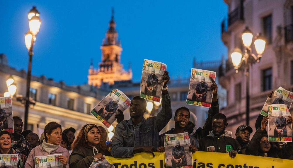 Las imágenes de la manifestación en Sevilla por la muerte del mantero Mamouth Bakhoum