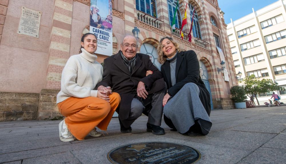 REPOR HIJO Y NIETA DE JOSE MACIAS RETES DIRECTOR DE CORO DE CARNAVAL DE CADIZ