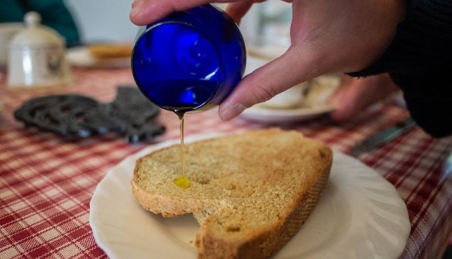 Aceite ecológico El Herrerillo, en una rebanada de pan de campo.