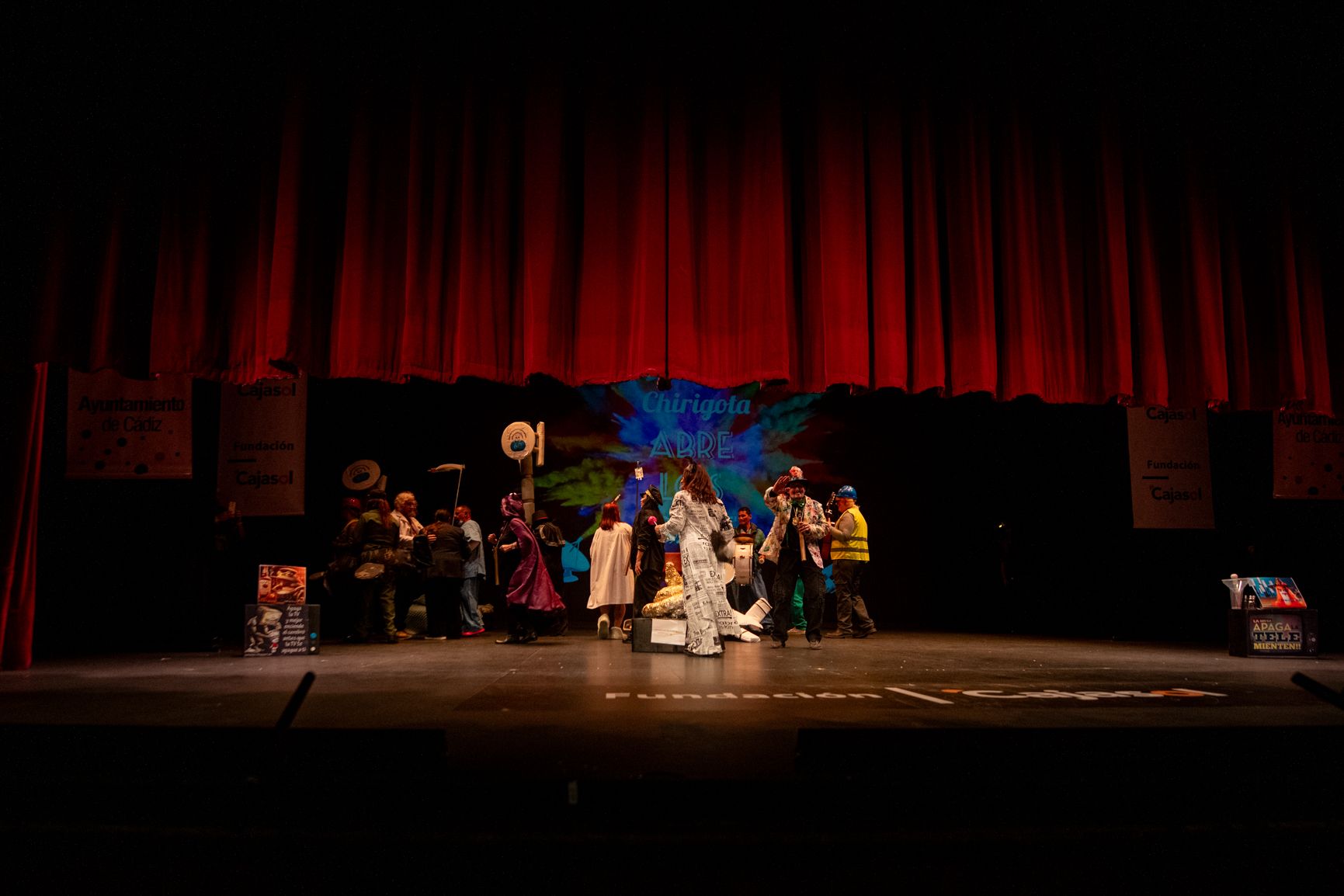 Final de la actuación de 'Abre los ojos' este domingo en el Gran Teatro Falla. Final de la actuación de 'Abre los ojos' este domingo en el Gran Teatro Falla.