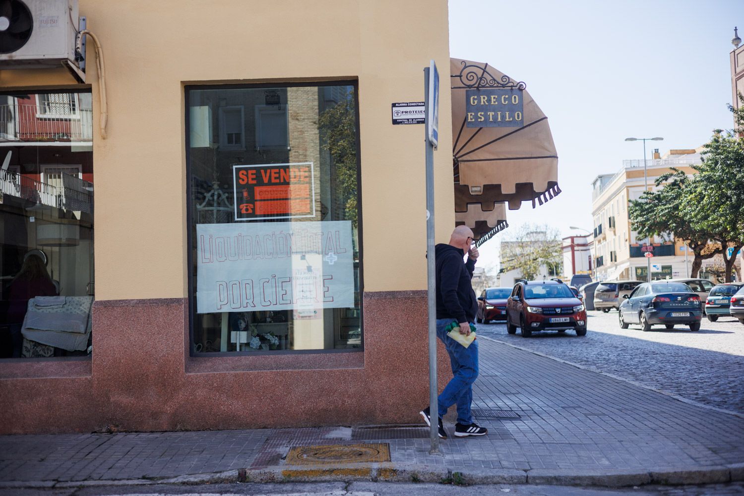 Esquina de Greco Estilo, en Pío XII, que se ha mantenido 30 años con un escaparate coqueto y renovado en cuanto a tendencias de interiorismo.