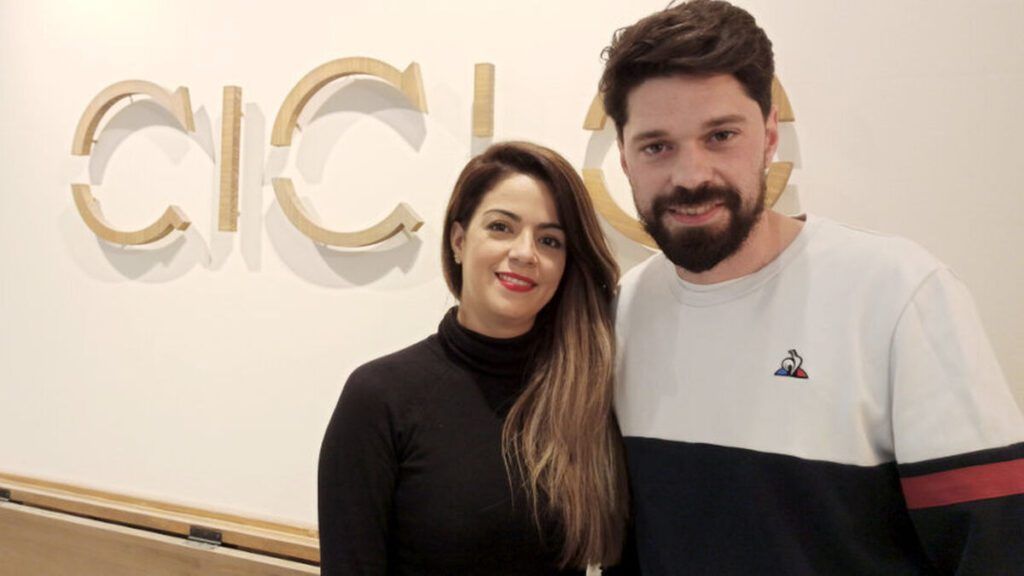Rocío Maña y Luis Callealta, en el local de la calle Sopranis de Cádiz.
