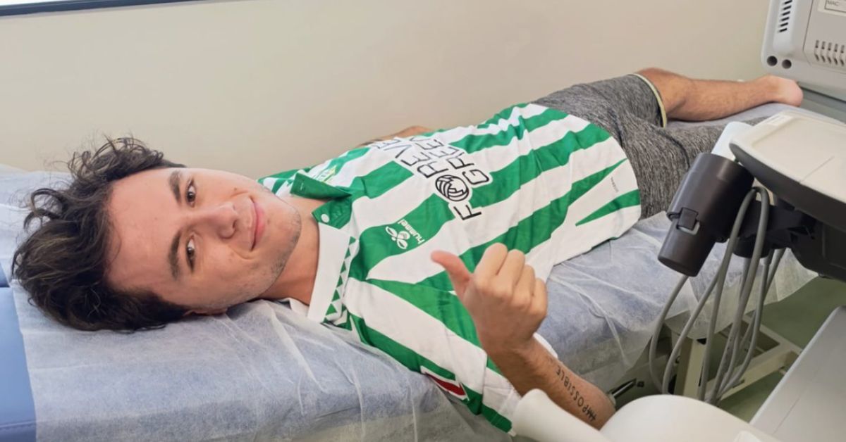 Mario, joven que padece una enfermedad rara, con la camiseta de Isco Alarcón.