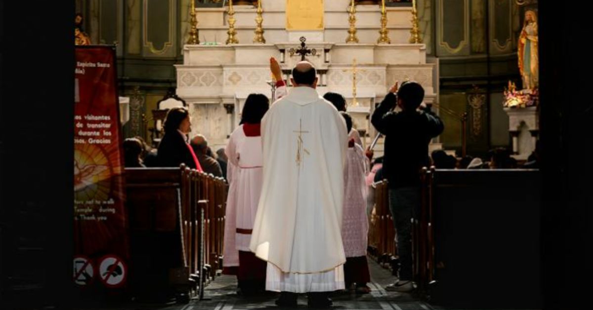 Un cura antes de iniciar una misa en una iglesia.