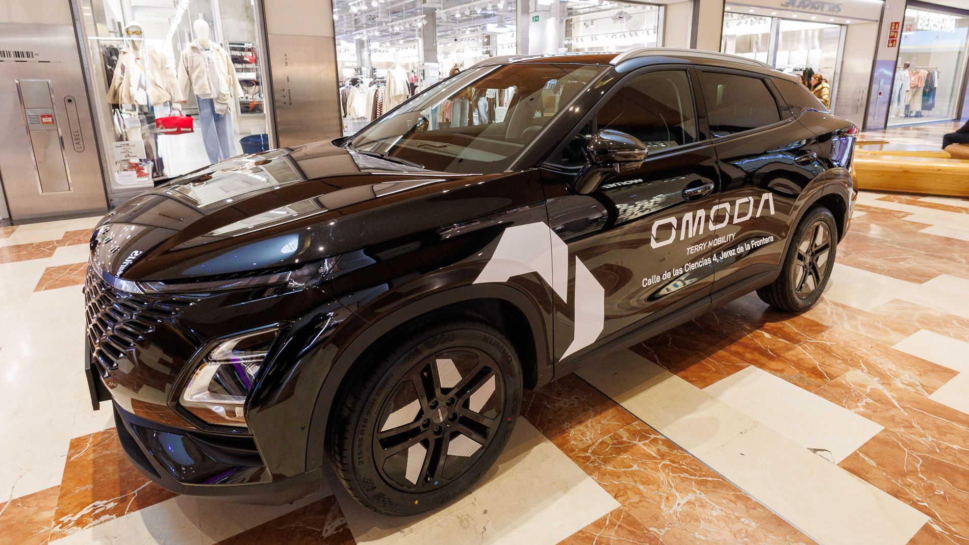Omoda 5, expuesto en el centro comercial Área Sur, en Jerez.