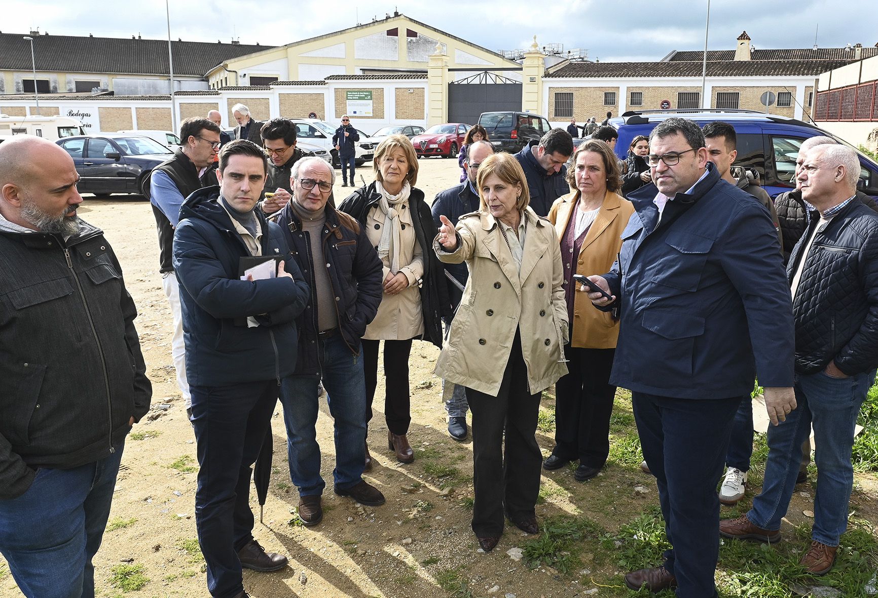 La alcaldesa de Jerez ha visitado la Urbanización Jardines de Tempul-Armas de Santiago para reunirse con la asociación de vecinos y el promotor de las 109 viviendas proyectadas en la zona.