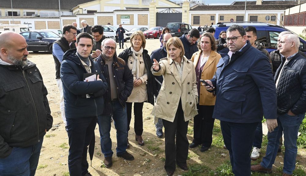La alcaldesa de Jerez ha visitado la Urbanización Jardines de Tempul-Armas de Santiago para reunirse con la asociación de vecinos y el promotor de las 109 viviendas proyectadas en la zona.