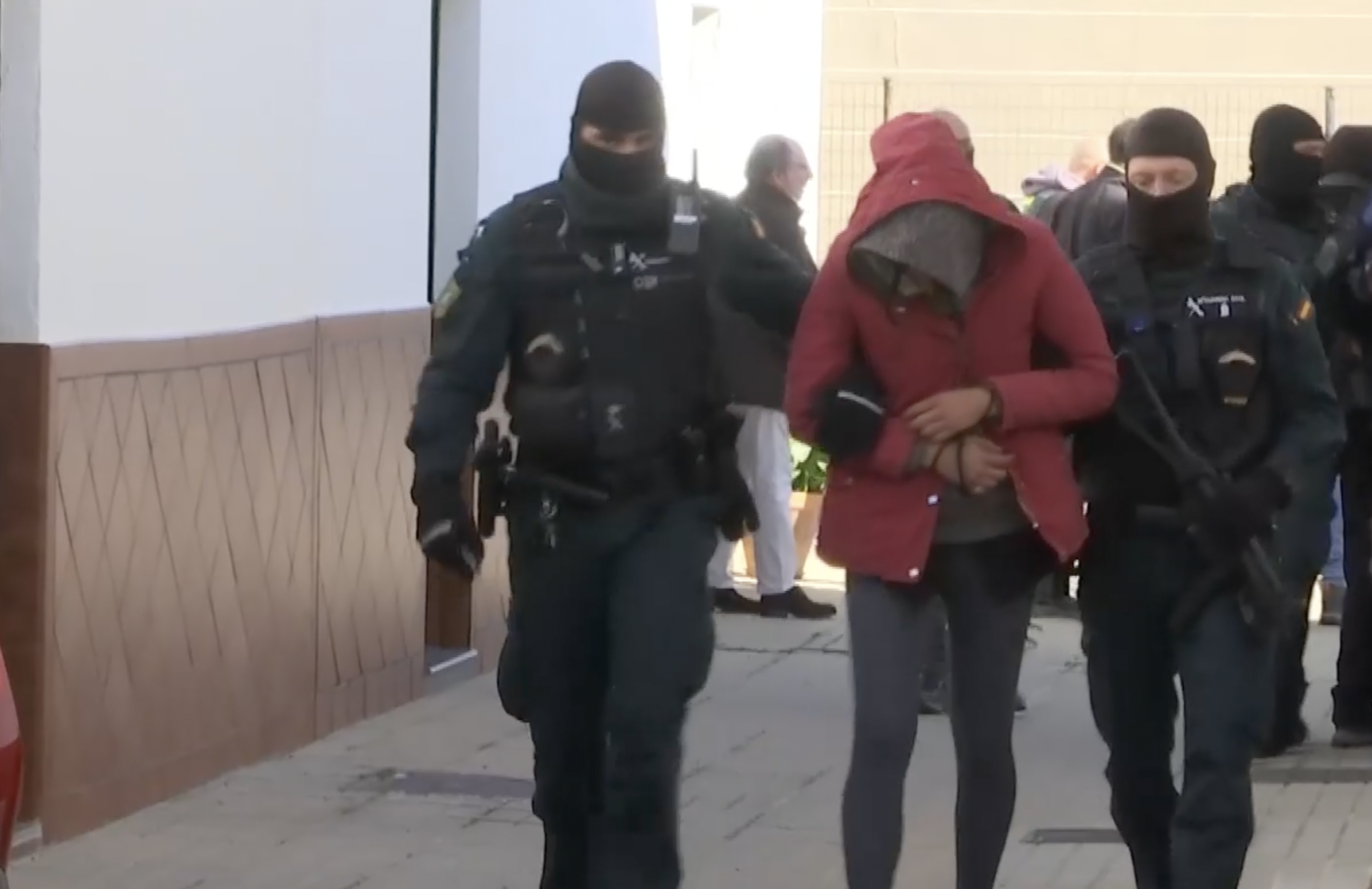 Un detenido en Santa Olalla del Cala, en el operativo de búsqueda de Noemí, en una imagen de Canal Sur.