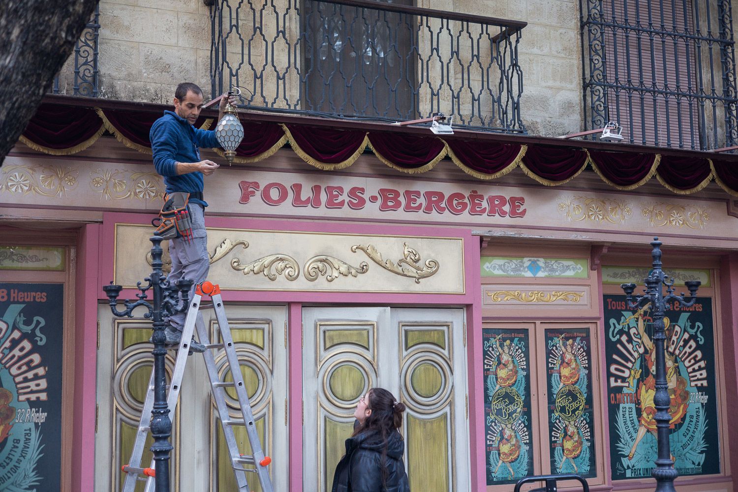 Jerez muestra su versatilidad en el 'Young Sherlock'. Quevedo, convertida en la entrada del Folies-Bergère.