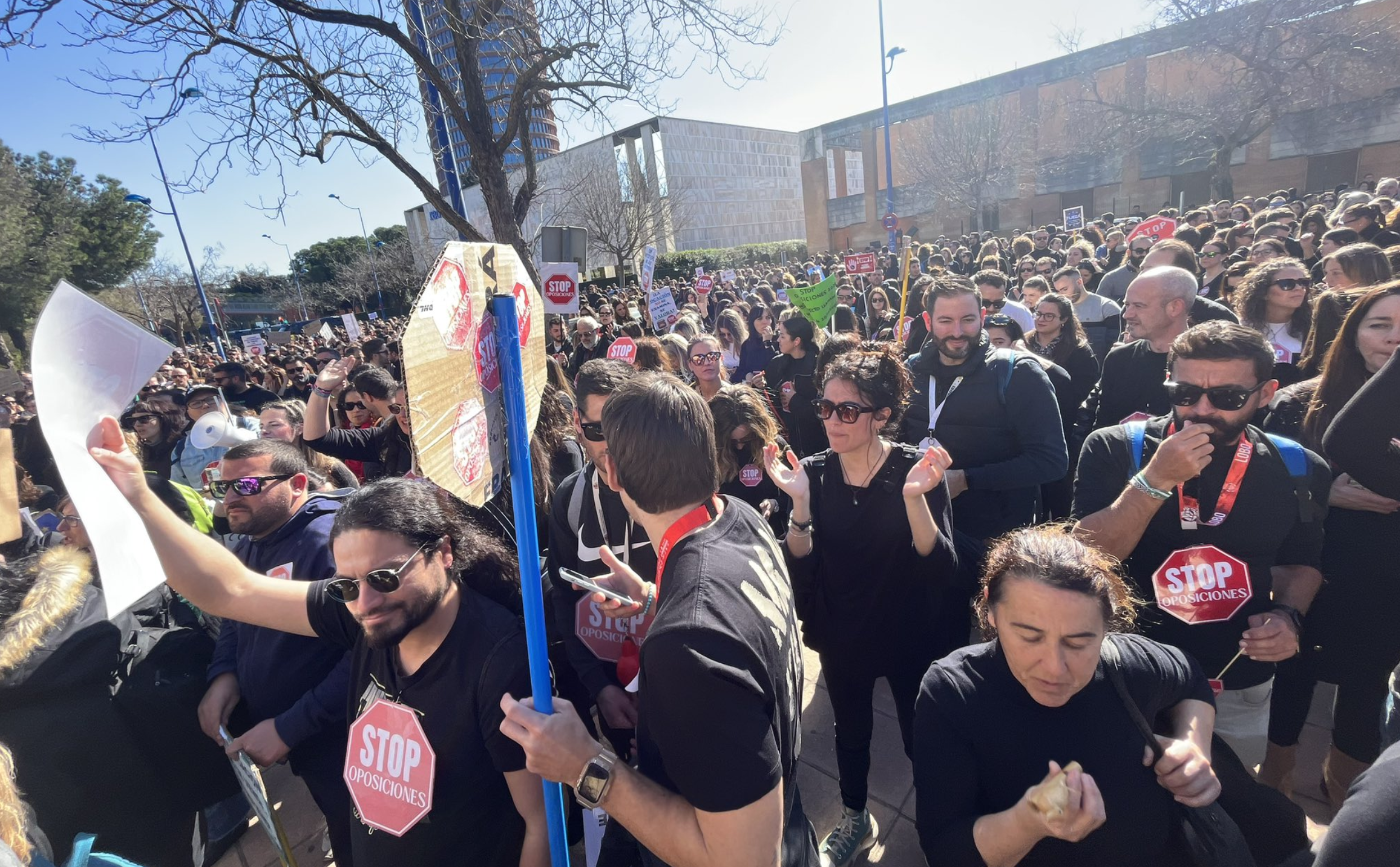 Una imagen compartida en redes de la movilización de docentes interinos en Sevilla frente a la Consejería de Educación.