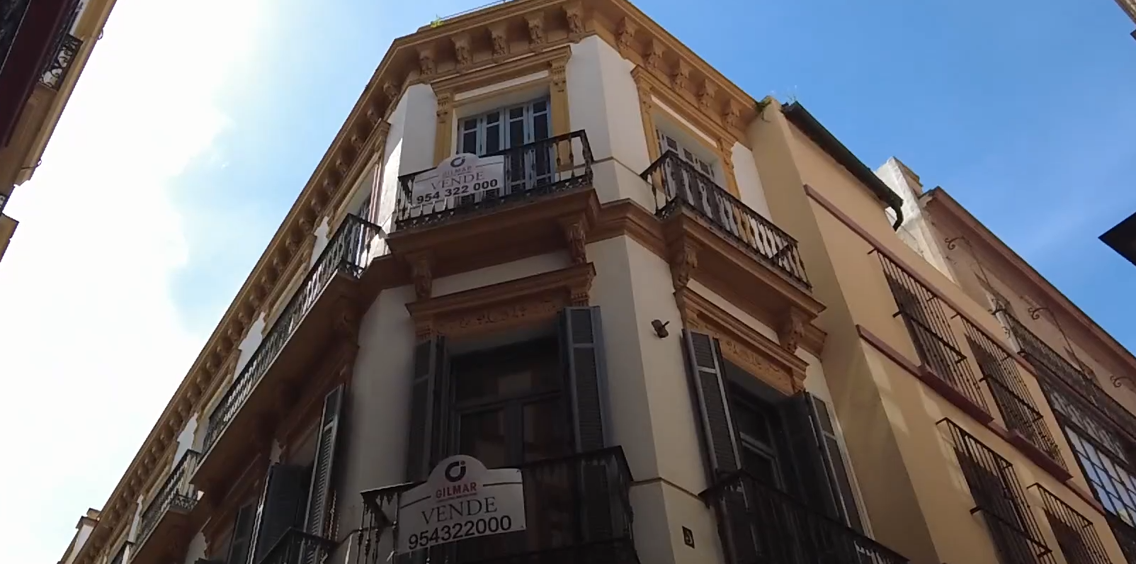 Cuatro plantas con licencia de pisos turísticos en el corazón de Sevilla.