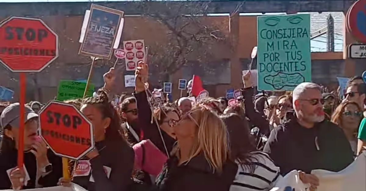 Una imagen de la manifestación de docentes interinos en Sevilla delante de la Consejería de Educación.