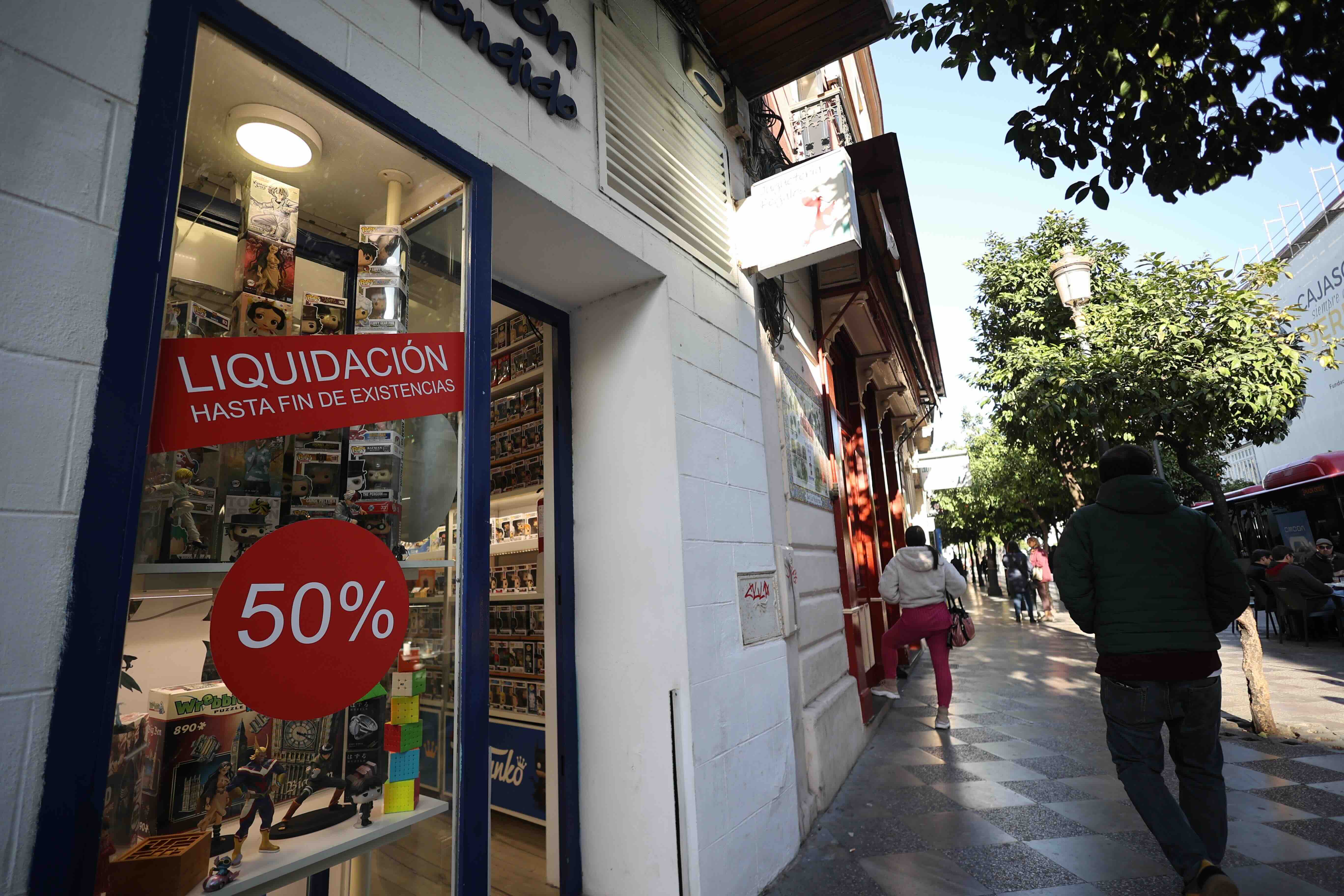 Escaparate de El Torreón Escondido, en liquidación, este viernes en la calle Larga de Jerez.