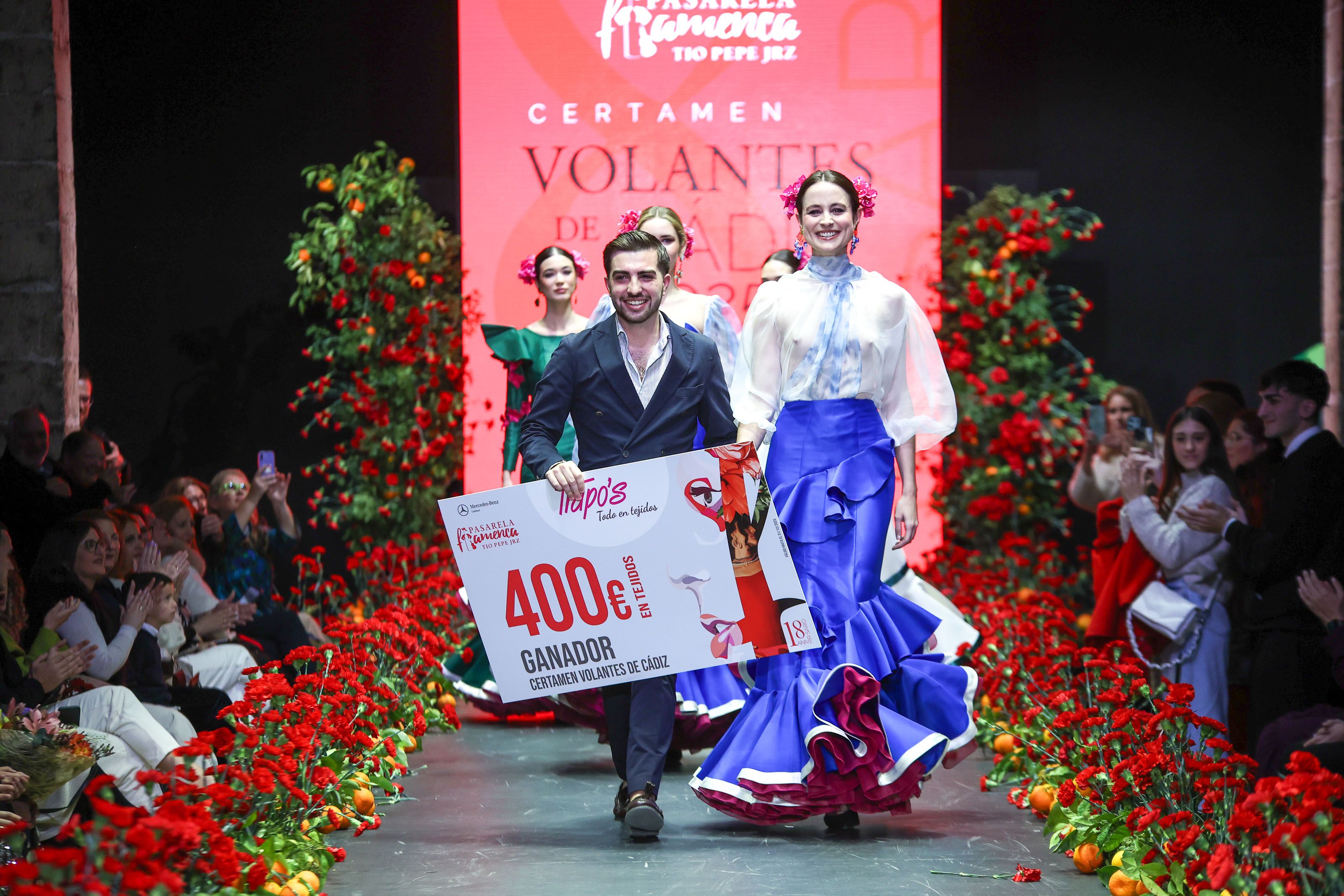 Adrián Marín se alza con el primer premio del Certamen Volantes de Cádiz de la Pasarela Flamenca Tío Pepe Jerez de 2025 con la colección 'Apodaca'