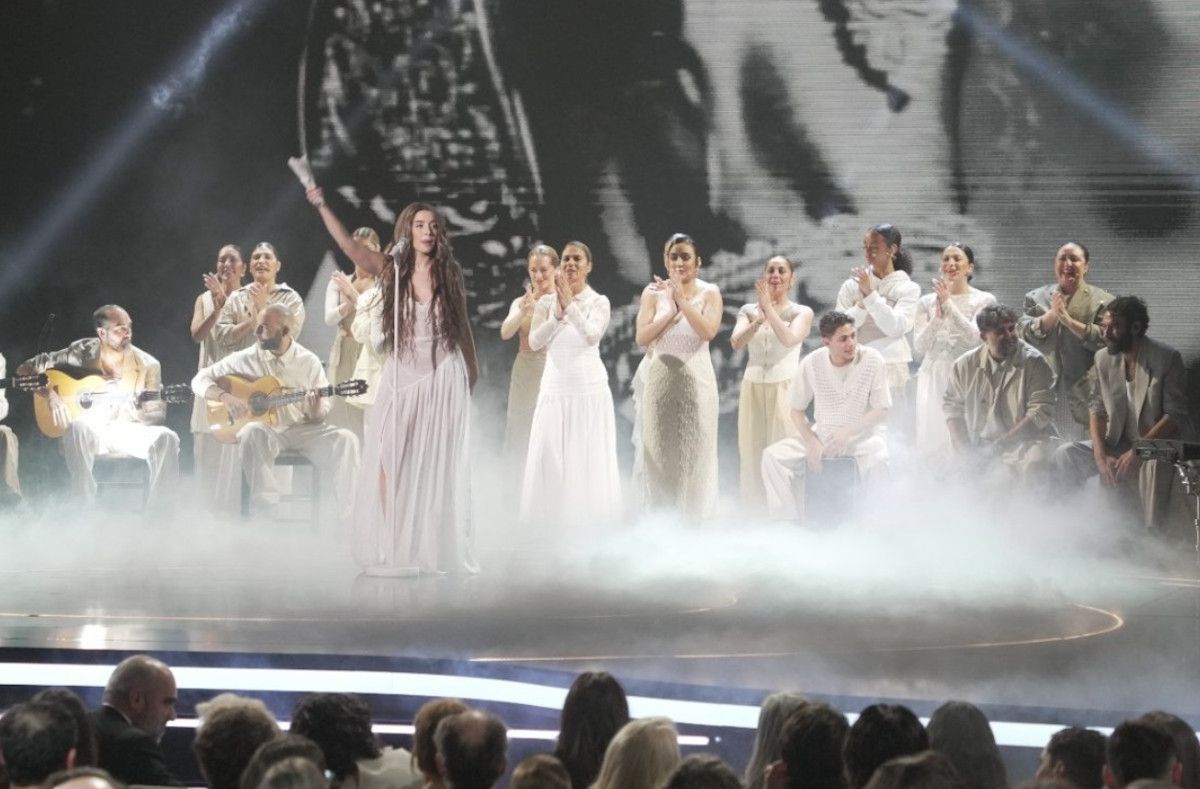 Actuación de Lola Índigo con el grupo de Ané Carrasco los Goya 2025
