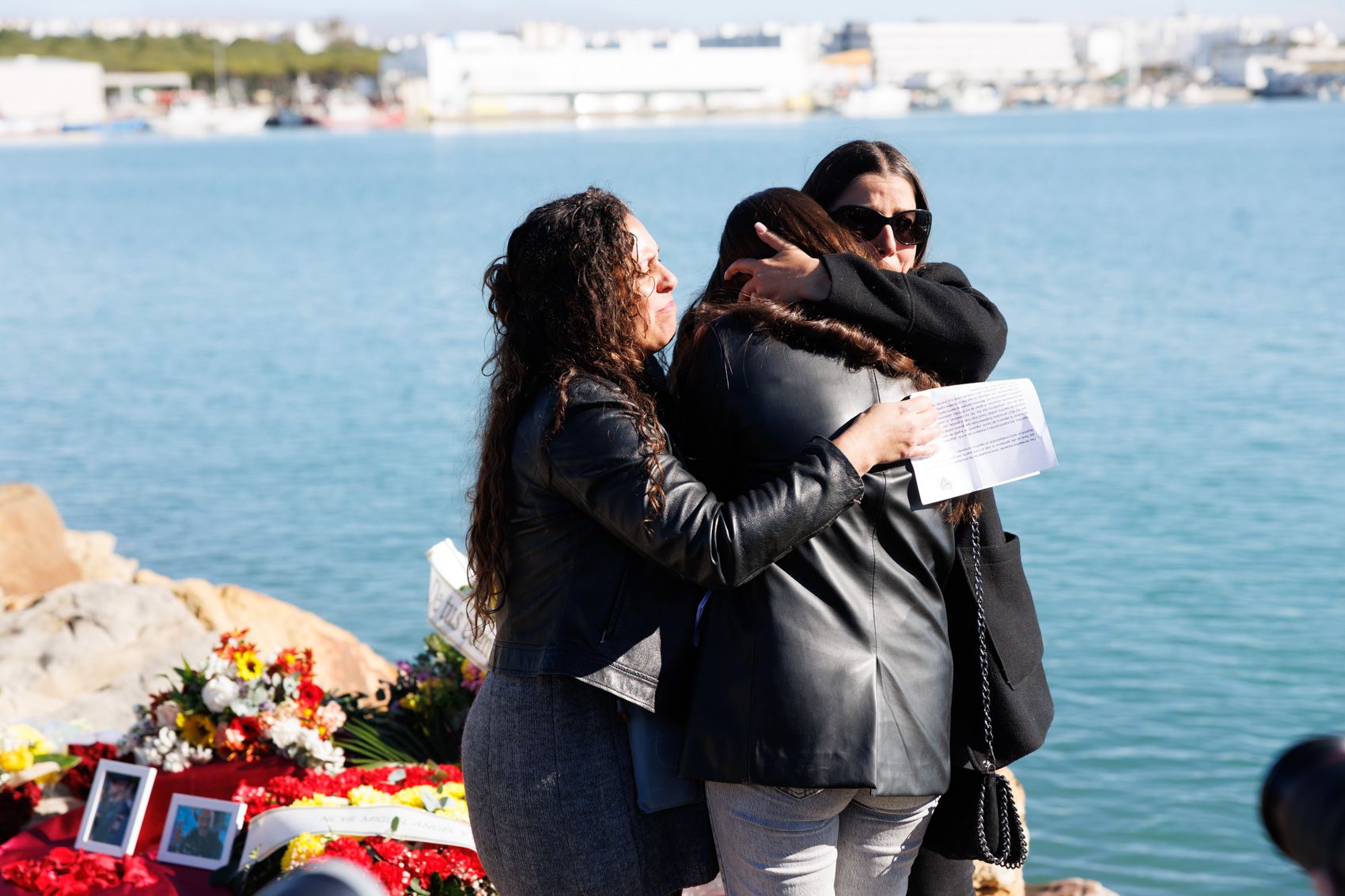 La ofrenda floral a los guardia civiles de Barbate un año después 