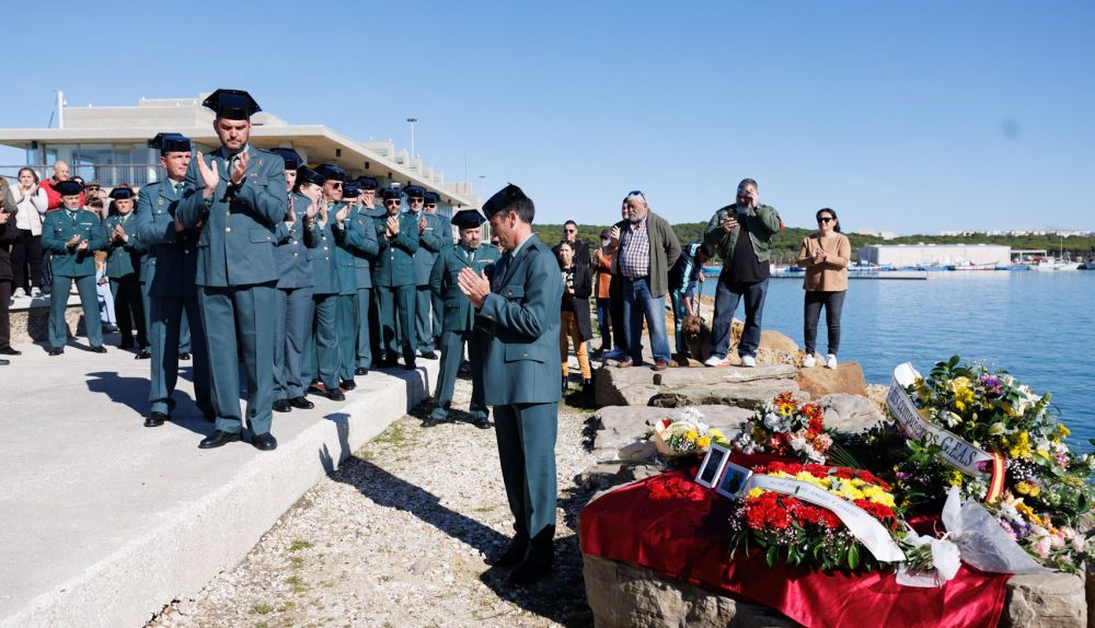 La ofrenda floral a los guardia civiles de Barbate un año después 