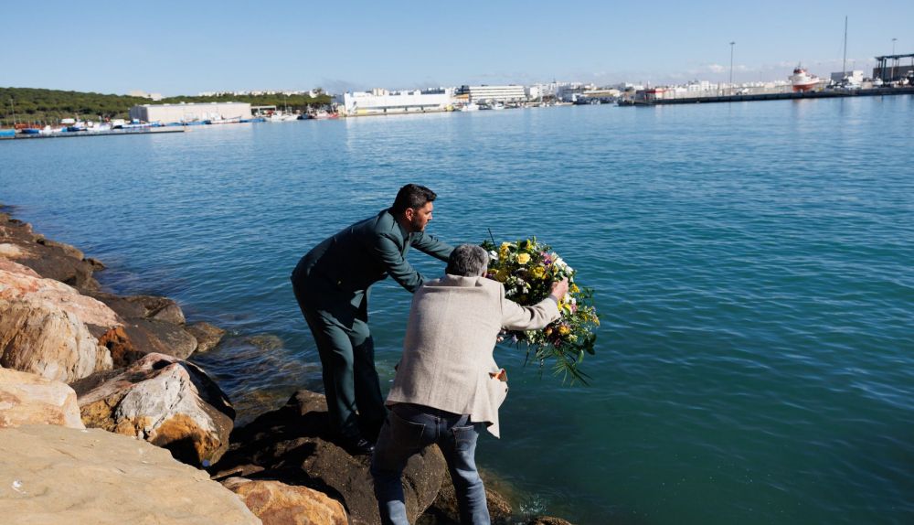 La ofrenda floral a los guardia civiles de Barbate un año después 