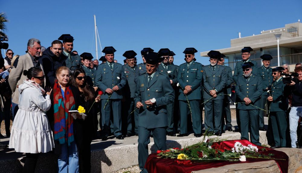 La ofrenda floral a los guardia civiles de Barbate un año después 