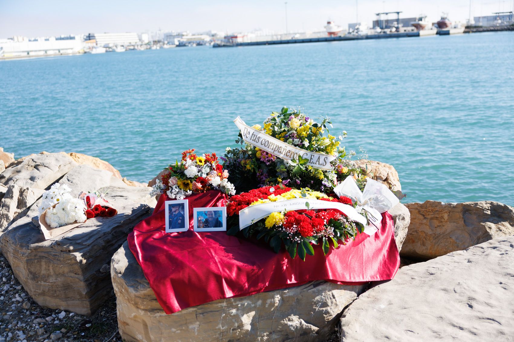 La ofrenda floral a los guardia civiles de Barbate un año después 
