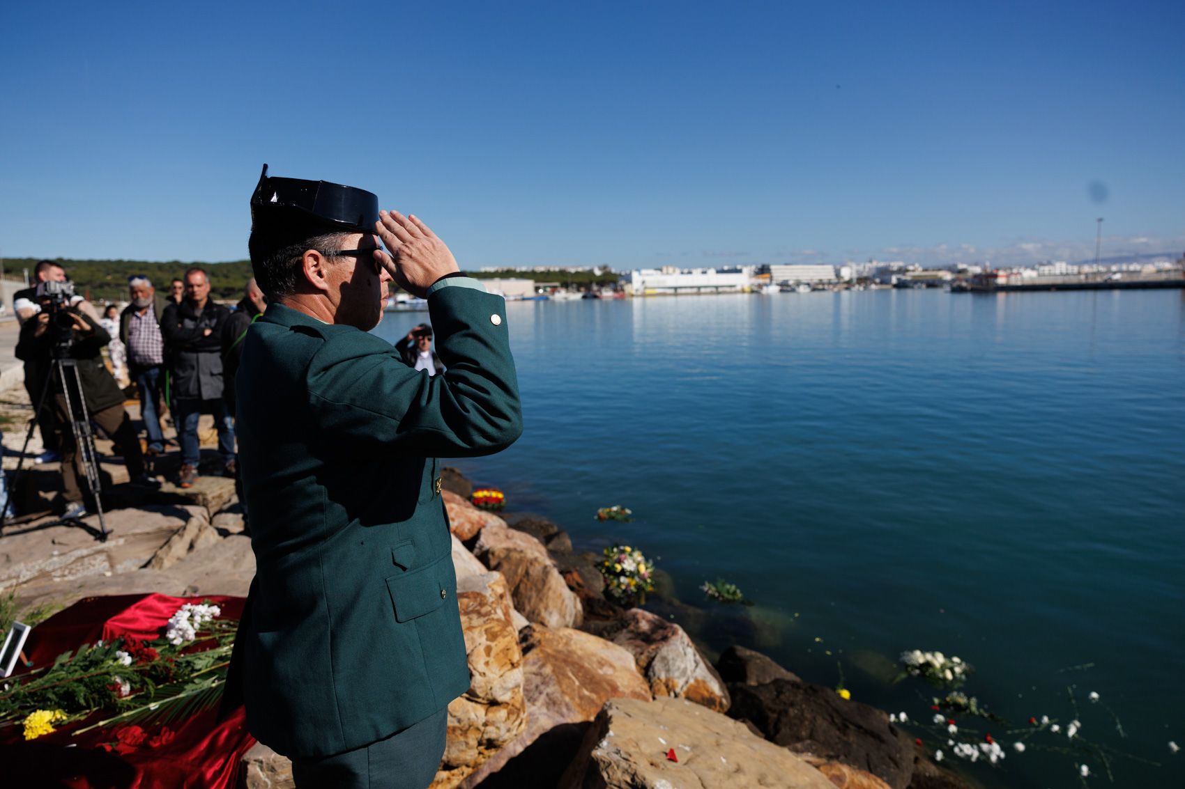 La ofrenda floral a los guardia civiles de Barbate un año después 