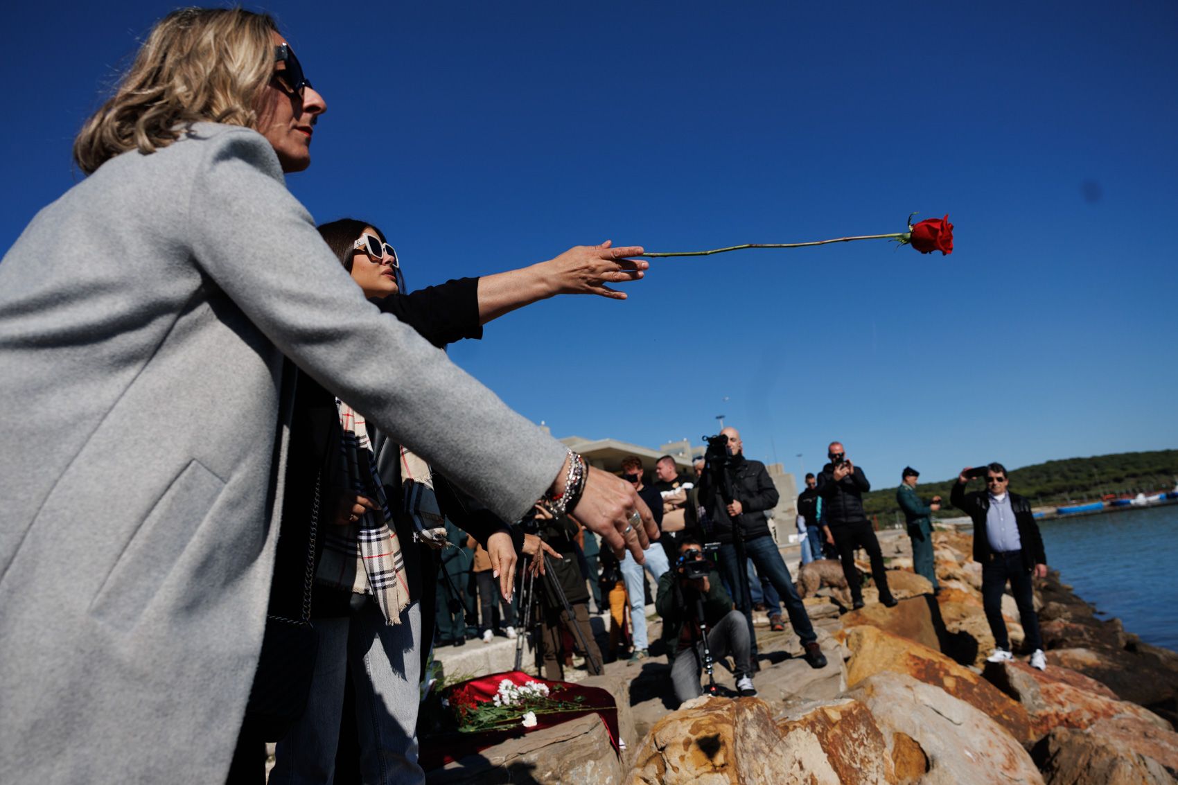 La ofrenda floral a los guardia civiles de Barbate un año después 