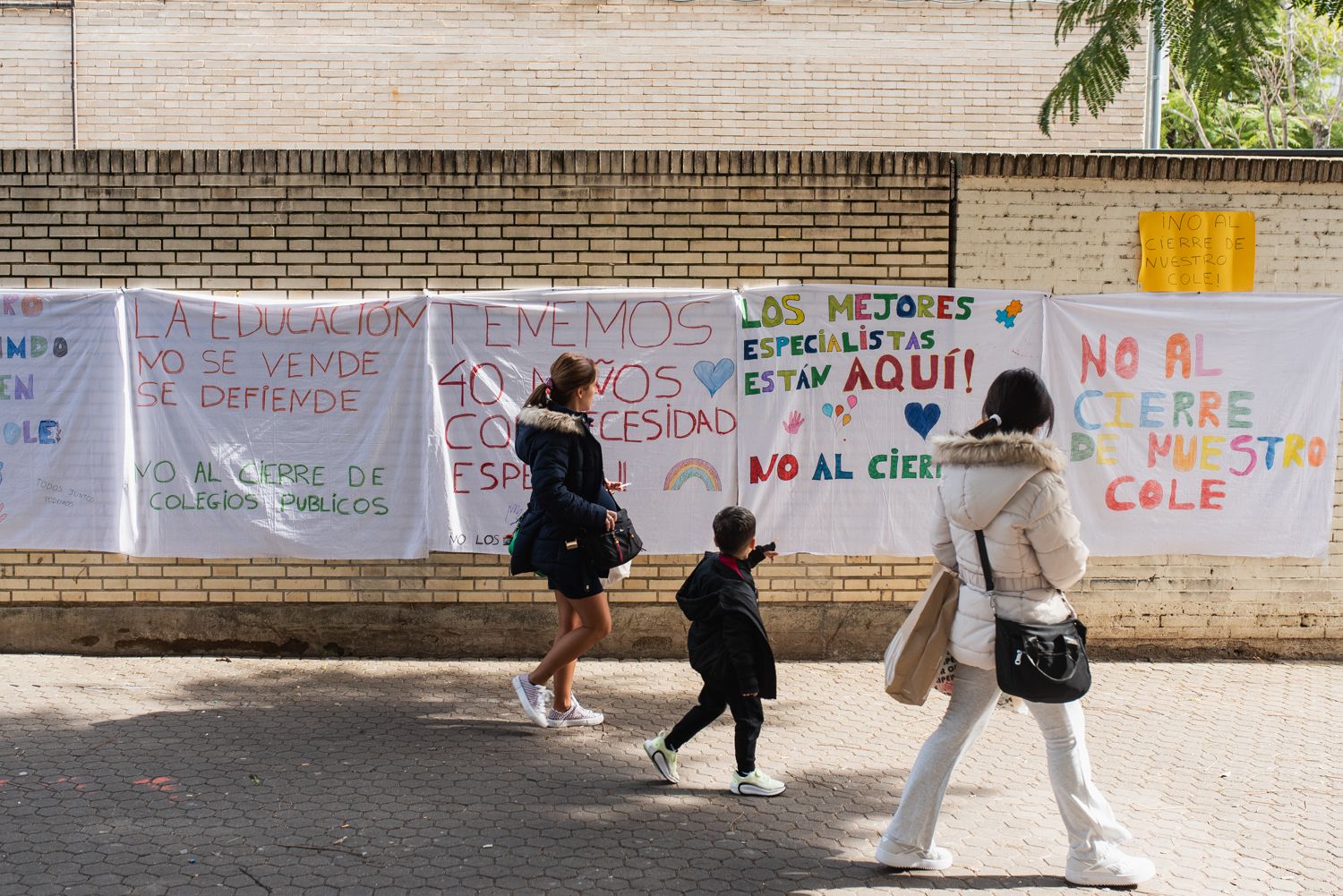 El CEIP San Ignacio de Loyola se ha llenado de mensajes que rechazan el cierre.